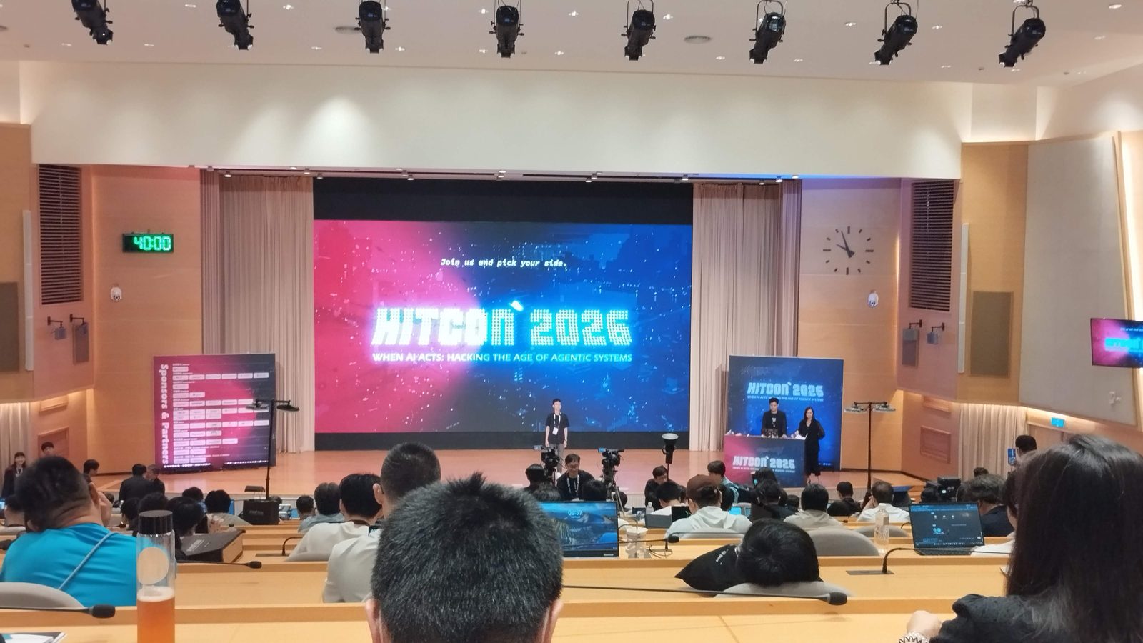 The session hall and the screen on stage