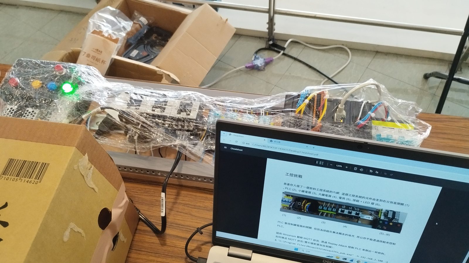 桌上的工控硬體實作套件與接線